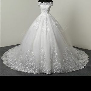 Luxury LACE Wedding Dress (100cm long train)